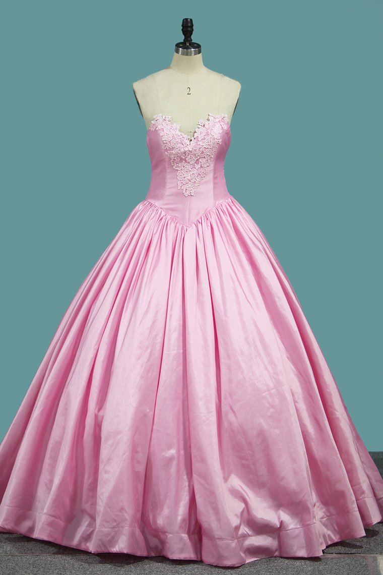 Sweetheart Quinceanera Dresses Ball Gown Taffeta With Appliques Lace Up